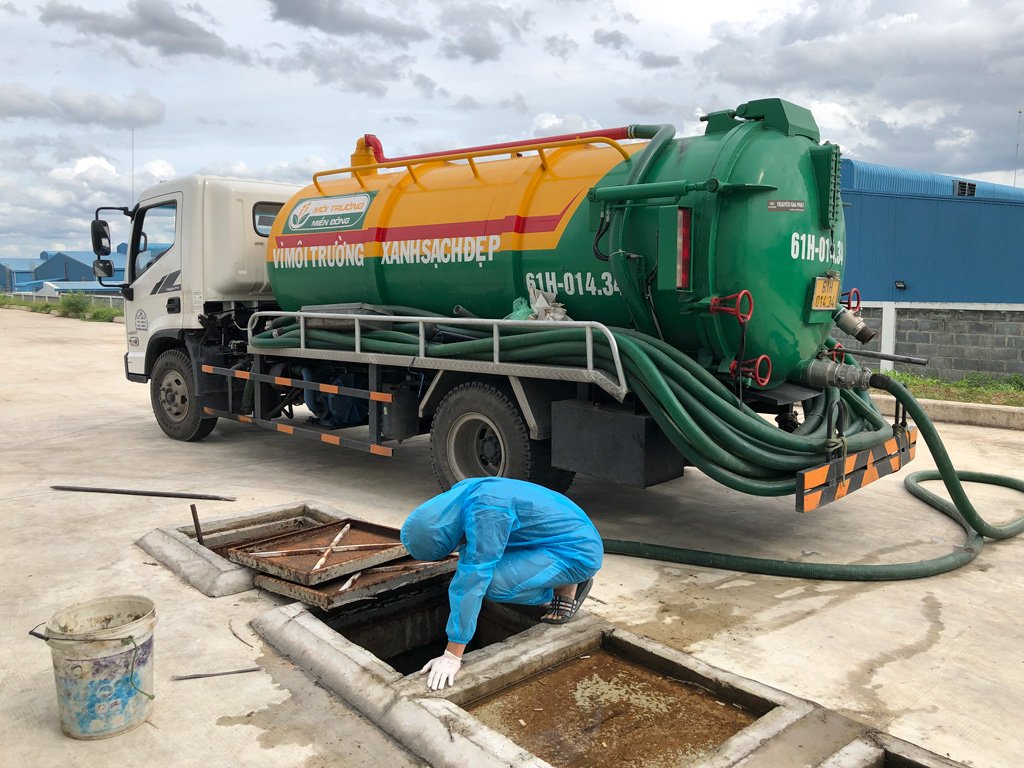 Xe hút hầm cầu chuyên dụng của Môi Trường Xanh Đà Nẵng đang thi công hút hầm cầu tại Đà Nẵng