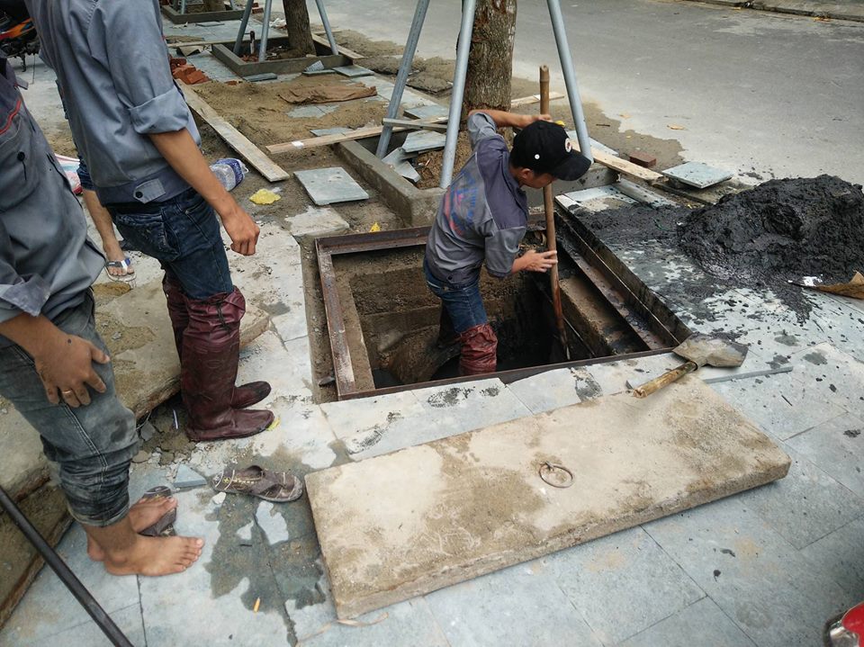 Kỹ thuật viên Môi Trường Xanh Đà Nẵng đang thi công thông cống nghẹt và xử lý hố ga tại Đà Nẵng.