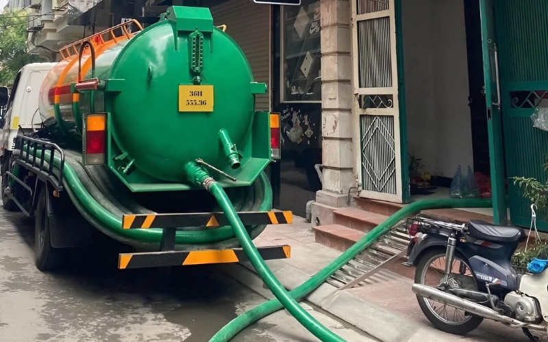 Xe hút hầm cầu chuyên dụng của Môi Trường Xanh Đà Nẵng đang thi công hút hầm cầu tại nhà dân trên địa bàn Đà Nẵng.